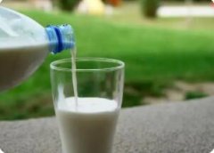 饮料和牛奶能代替白开水吗?